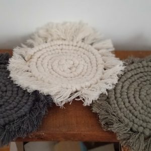 Sous-verre en coton naturel macramé gris avec franges décoratives