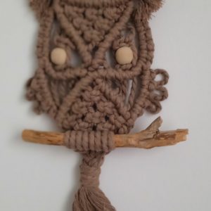 Suspension murale artisanale en macramé représentant une chouette, avec perles de bois