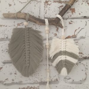 Suspension murale en macramé en forme de plume, couleur vert sapin et écru, faite main