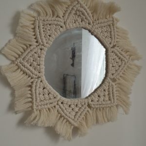 Miroir rond en macramé fait main, franges écrues dans un style bohème chic