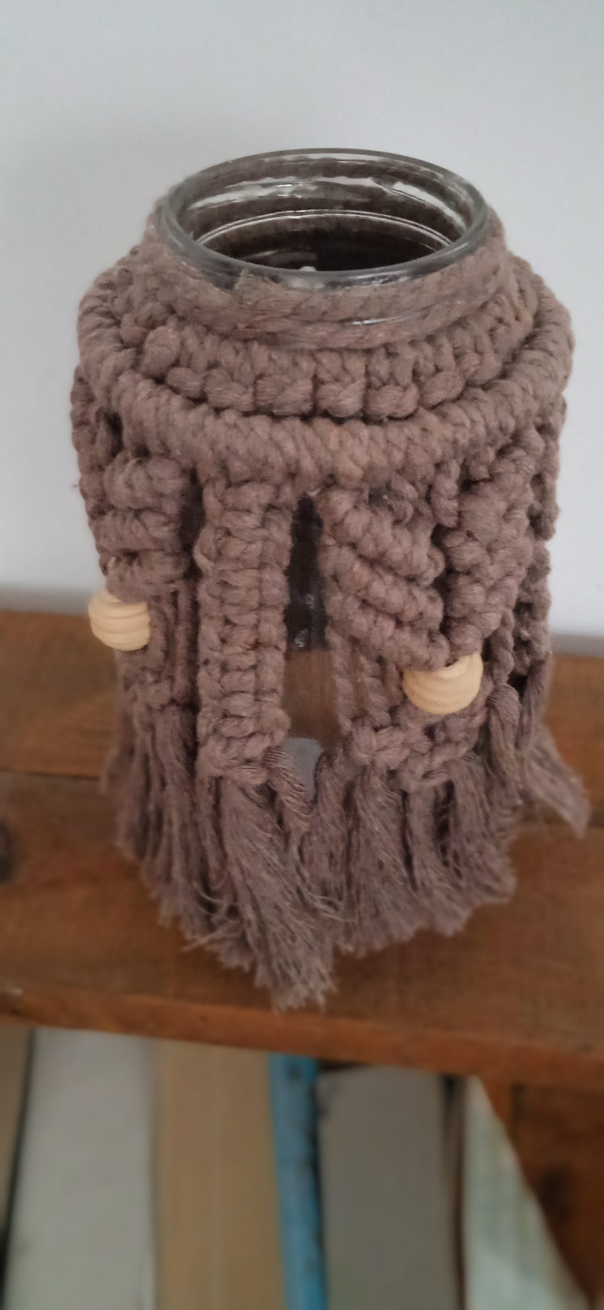 Photophore artisanal en macramé couleur marron sur bocal en verre, pour bougie chauffe-plat