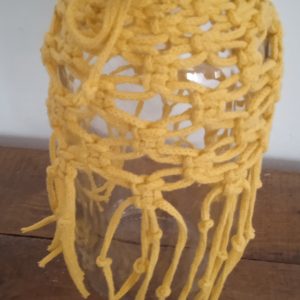 Soliflore en macramé jaune – flacon en verre suspendu avec tissage fait main en coton