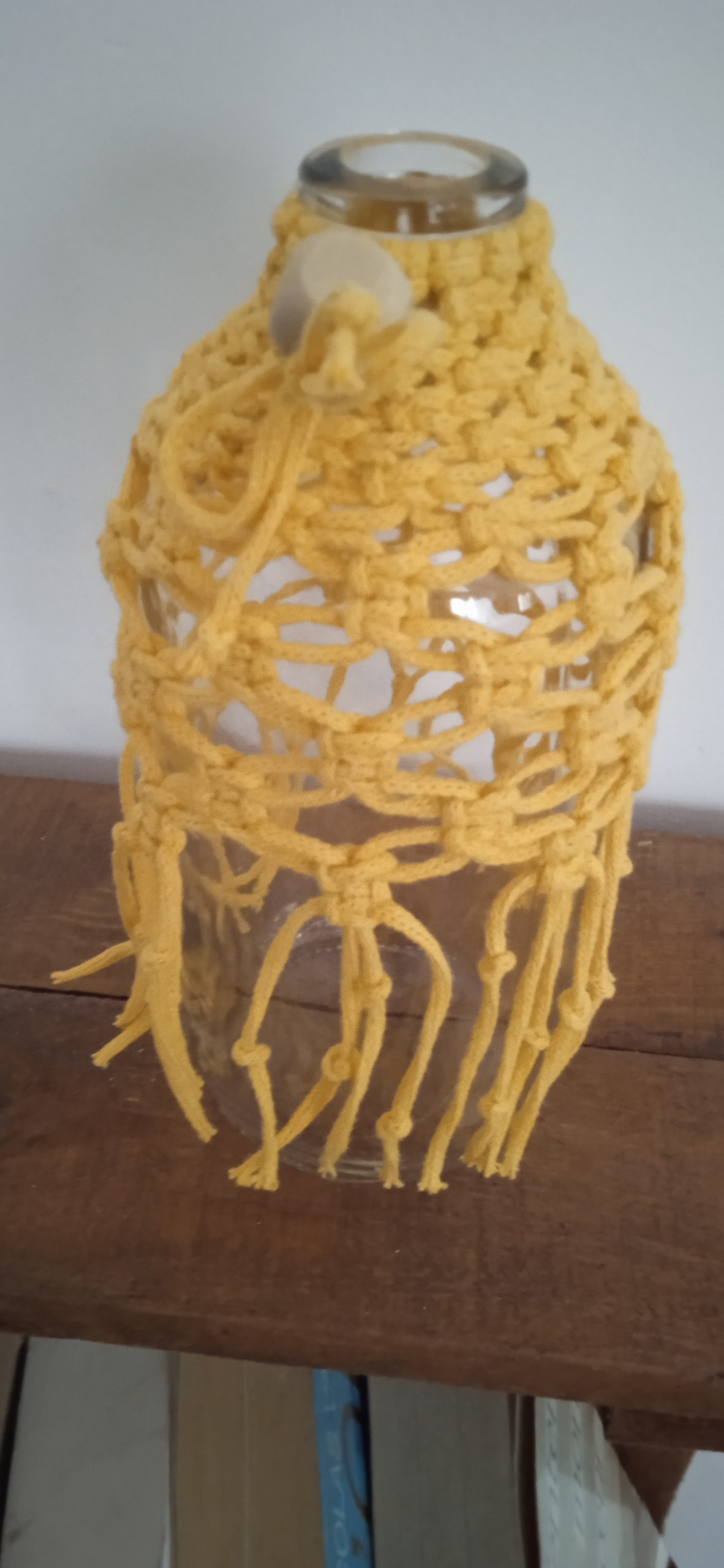 Soliflore en macramé jaune – flacon en verre suspendu avec tissage fait main en coton