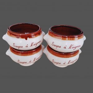 Quatre bols vintage à soupe à l’oignon en grès beige à l’extérieur, intérieur marron, avec une sérigraphie légère sur le devant. Style rétro authentique.