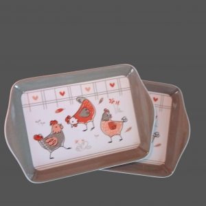 Mini plateau en plastique gris avec motif de petites poules rouges, orange et grises – 21 x 14 cm