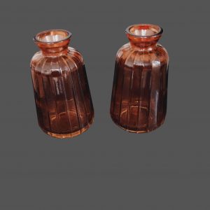 Petite bouteille en verre chinée marron clair, pour décoration naturelle et minimaliste.