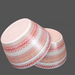 Saladier en plastique à motif rouge, orange et blanc avec intérieur beige – parfait pour salades ou fruits