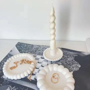 Bougeoir en Jesmonite beige ou crème fait main, résistant à la chaleur, pour bougie bâtonnet, écoresponsable et durable.