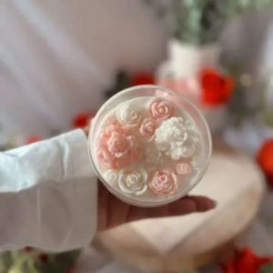 Bougie en verre Jardin de Roses parfumée à la vanille et à la fleur de cerisier, fabriquée à la main avec cire de soja et mèche en coton.