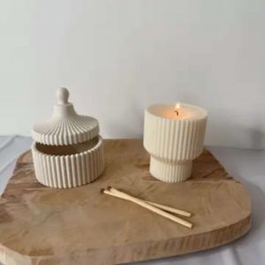 Bougie pilier Georgina en cire de colza, parfumée à Grasse, dans un emballage écoresponsable