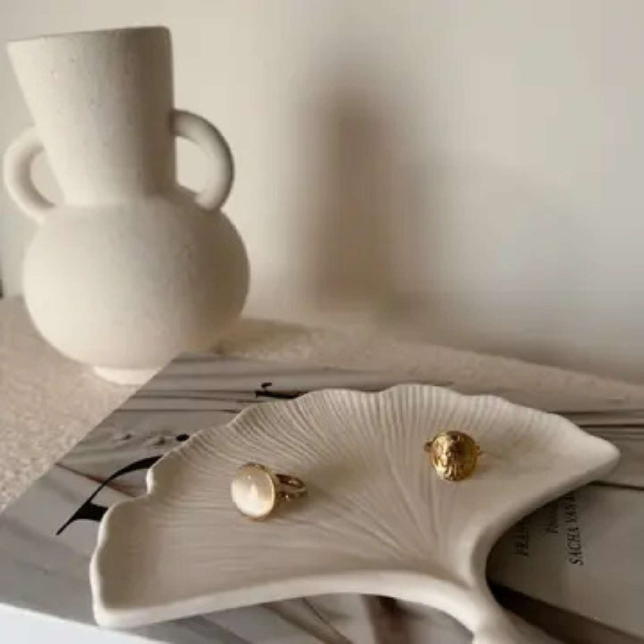 Objets décoratifs en Jesmonite : pièces modernes et écologiques, apportant une touche unique et durable à la décoration intérieure.