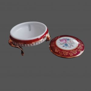 Petit pilulier doré sur pieds avec motif fleurs, fabriqué à Limoges