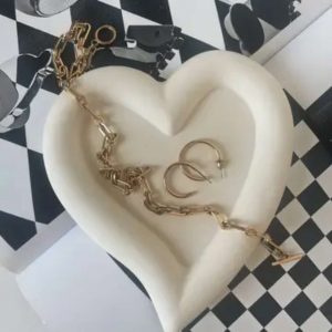 Plateau en forme de cœur en Jesmonite fait main, décoratif et éco-responsable