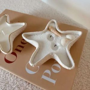 Plateau vide-poche en Jesmonite en forme d’étoile de mer, fait main en France, résistant à l’eau, écoresponsable et sans plastique.