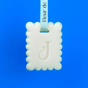 Biscuit parfumé à suspendre fleur de Tiaré en cire d’olive naturelle – fabrication artisanale française
