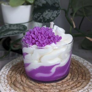 bougie gourmande au parfum de lilas écoresponsable et sensorielle, artisanale, fabriquée en Bourgogne
