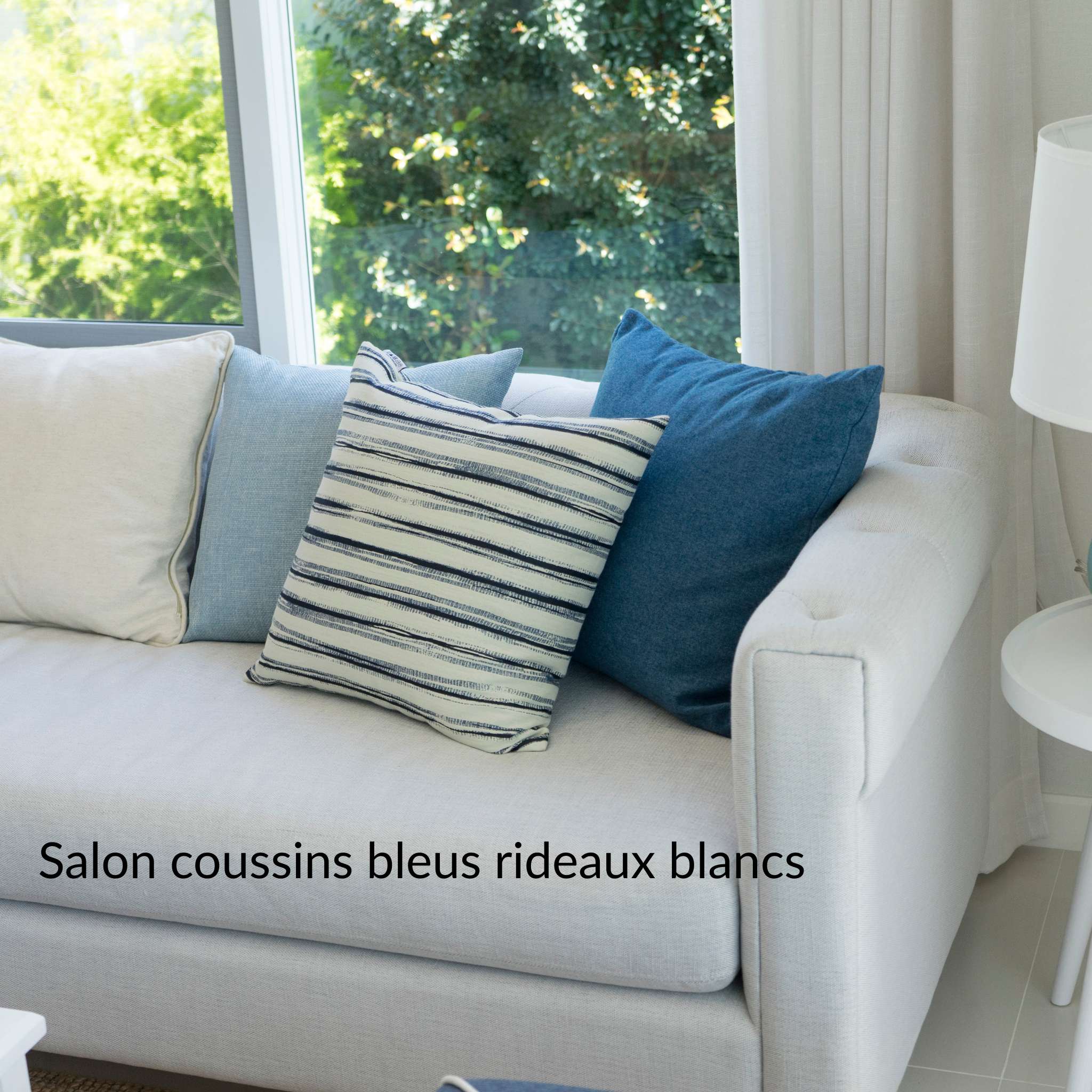 salon lumineux aux couleurs bord de mer pour une déco maison de vacances