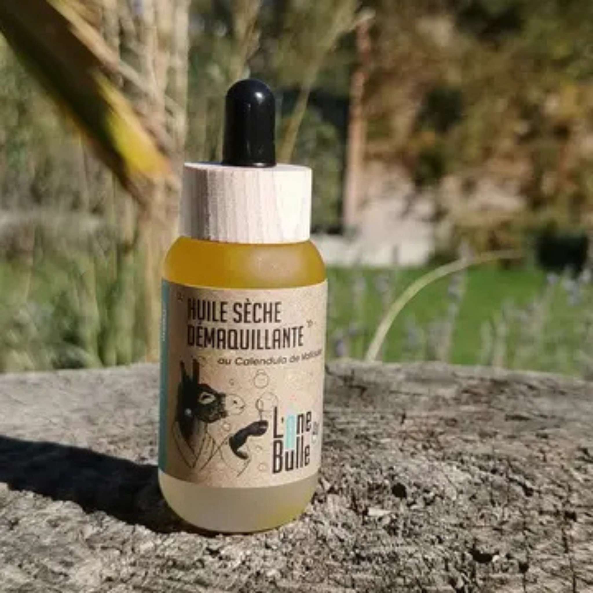 Huile visage naturelle éco-responsable dans une bouteille en verre pour hydrater et protéger la peau