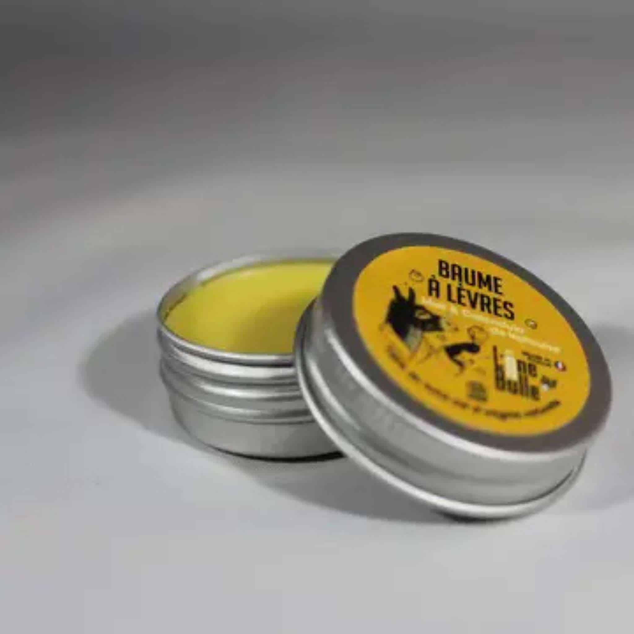 Texture onctueuse du baume à lèvres miel calendula naturel, fabriqué en France