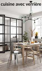 Cuisine moderne séparée par une verrière coulissante en métal et verre, offrant une séparation modulable tout en laissant passer la lumière