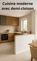 Cuisine semi-ouverte avec une demi-cloison basse ou vitrée, laissant passer la lumière tout en délimitant l’espace, idéale pour un aménagement moderne et fonctionnel.
