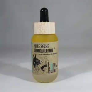 Huile visage naturelle éco-responsable dans une bouteille en verre pour hydrater et protéger la peau