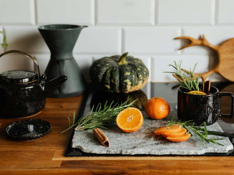 ambiance cocooning dans une cuisine automnale avec tasse chaude et déco naturelle