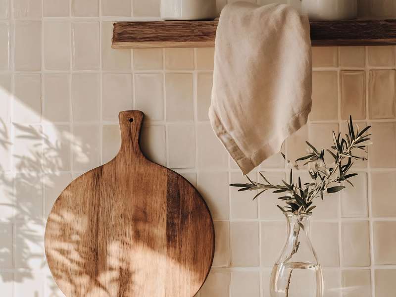 objets déco en bois, céramique et lin dans une cuisine automnale
