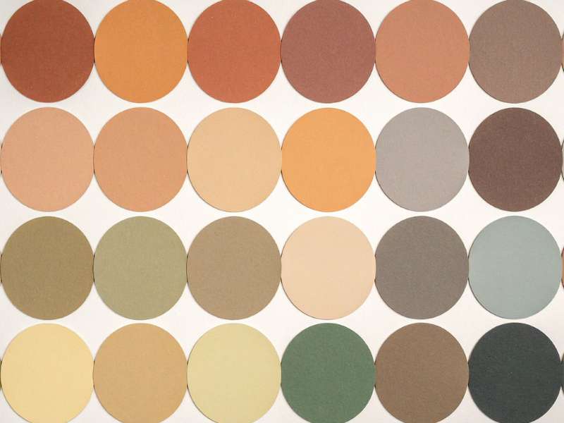 palette de couleurs automnales avec tons terracotta, ocre et vert mousse dans la cuisine
