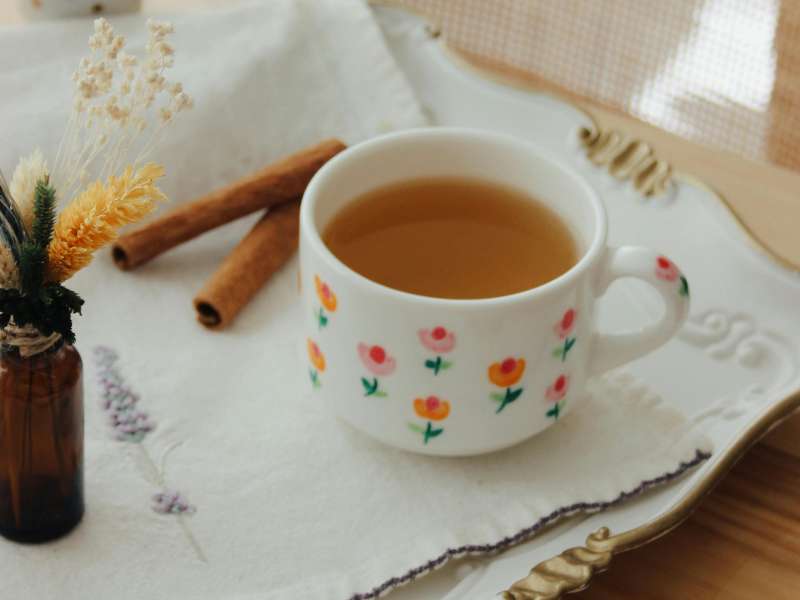 tasse de thé dans vaisselle chinée