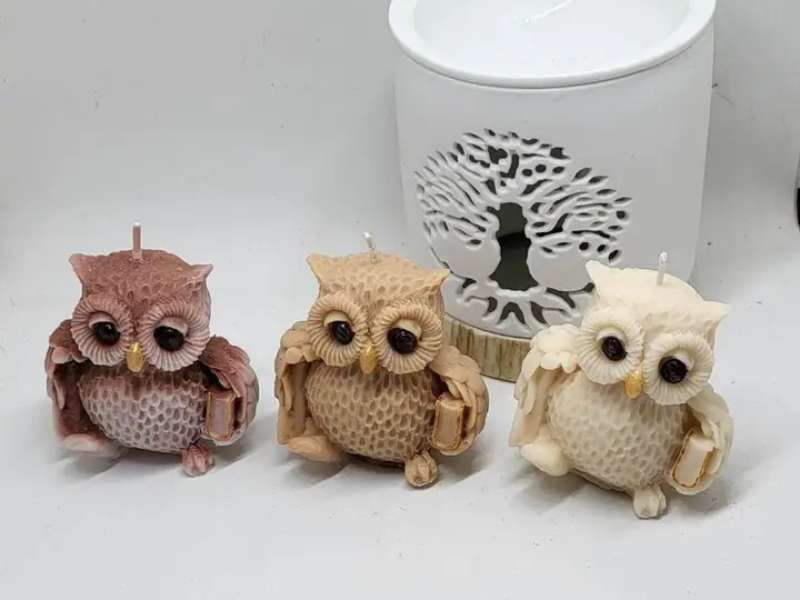 bougie chouette jpeg Bougie décorative en forme d’ourson rose posée sur une coupelle – fabrication artisanale française