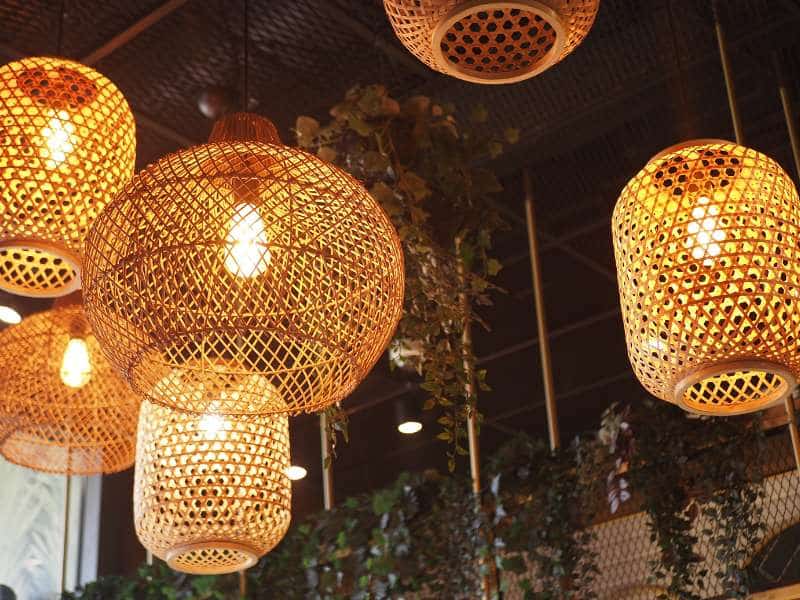 Lumière douce d’un salon d’hiver avec lampes naturelles et bougies