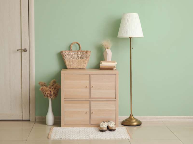 Éclairage doux et chaleureux dans une entrée d’hiver.