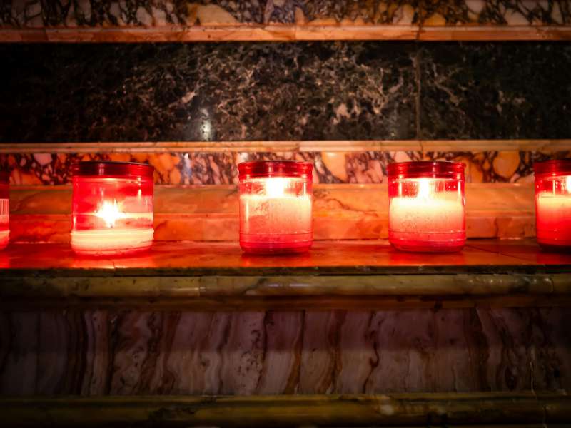 “Lumignons sur le rebord d’une fenêtre pour le 8 décembre.”