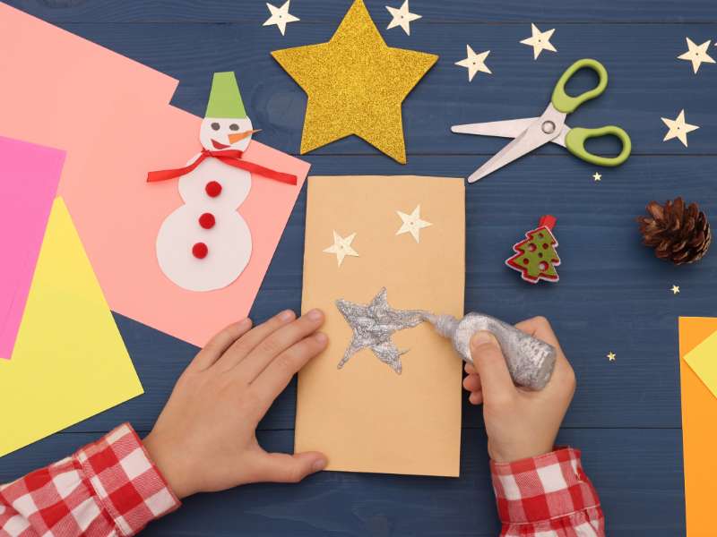 “Assemblage final de l’ange en assiette en carton.”