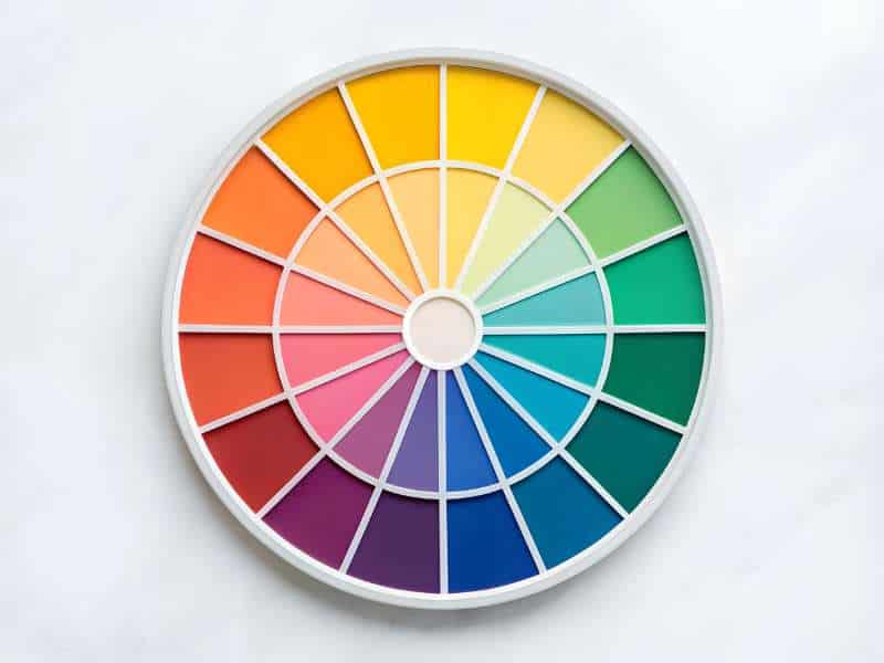 Palette de couleurs hivernales : bleu glacier, vert sauge, bordeaux et doré