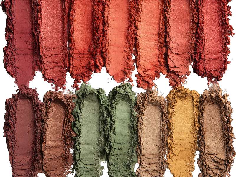 Palette de couleurs d’hiver avec tons neutres chauds et accents profonds.