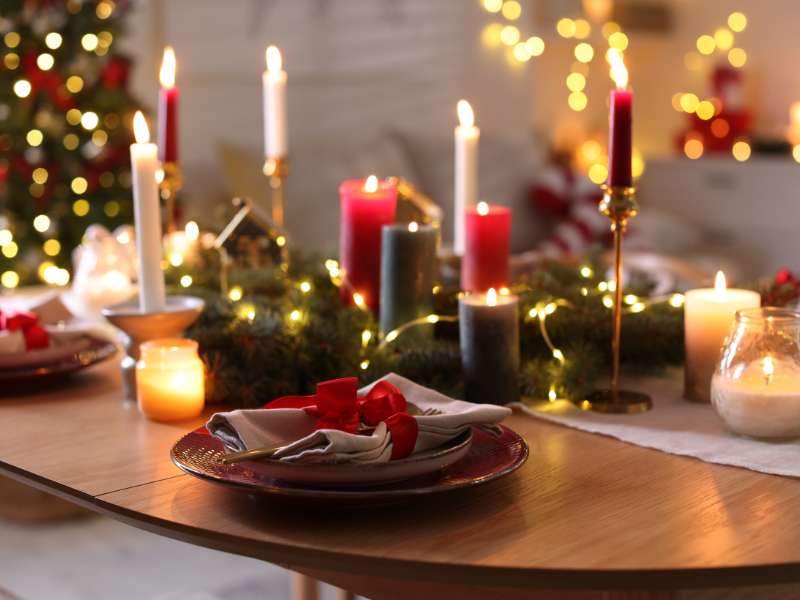“Table lumineuse inspirée du 8 décembre avec photophores et branches naturelles.”