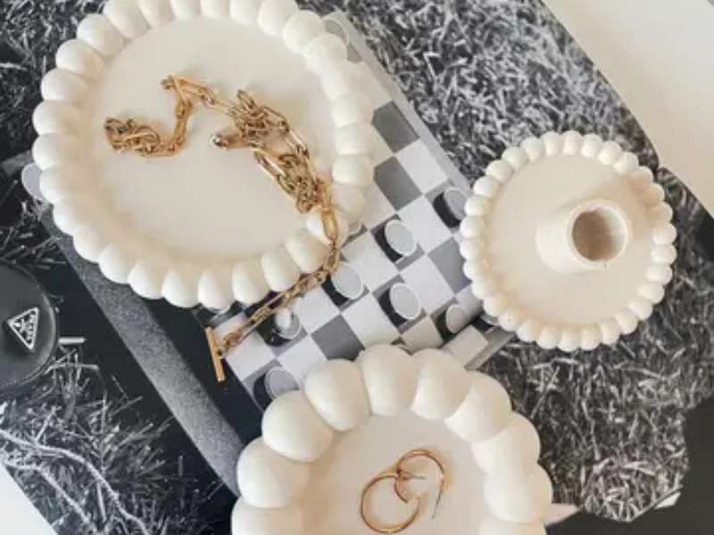 Trio d’objets déco écoresponsables dans un intérieur lumineux