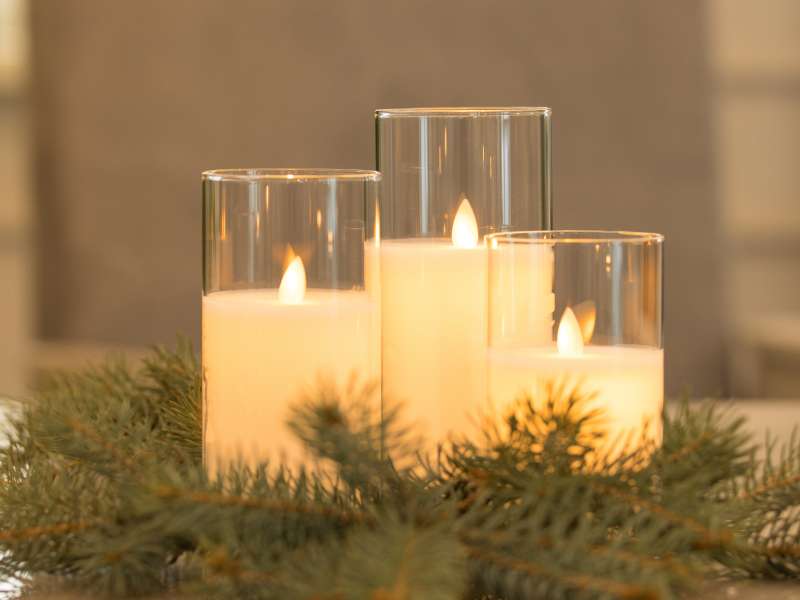 Trio d’objets décoratifs de trois hauteurs différentes sur une table basse