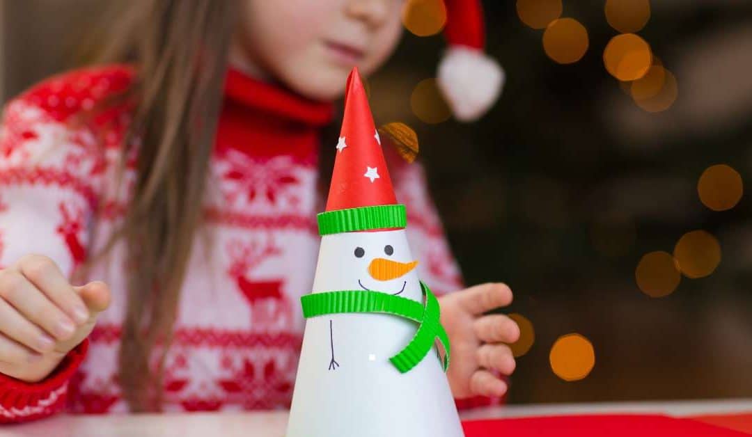 Bonshommes de neige DIY réalisés en rouleaux cartonnés, décorés avec feutrine et pompons.