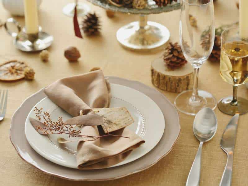 “Assiettes décoratives et serviettes pliées sur une table de Noël”