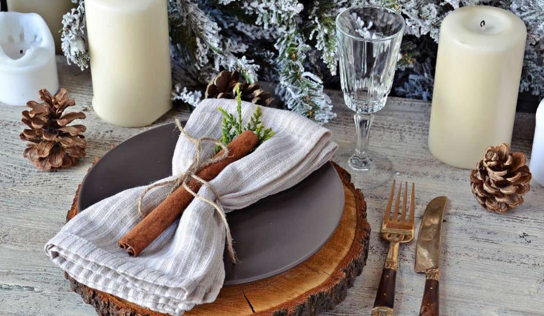 “Table de Noël décorée avec bougies et éléments naturels”