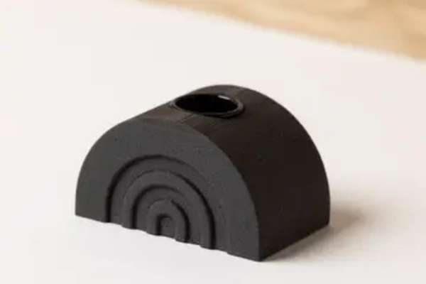 Bougeoir en Jesmonite beige ou crème fait main, résistant à la chaleur, pour bougie bâtonnet, écoresponsable et durable.