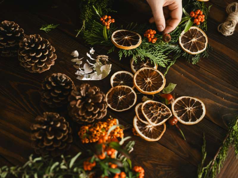 Bouquet décoratif composé d’eucalyptus, oranges séchées et fleurs séchées pour une couronne de Noël