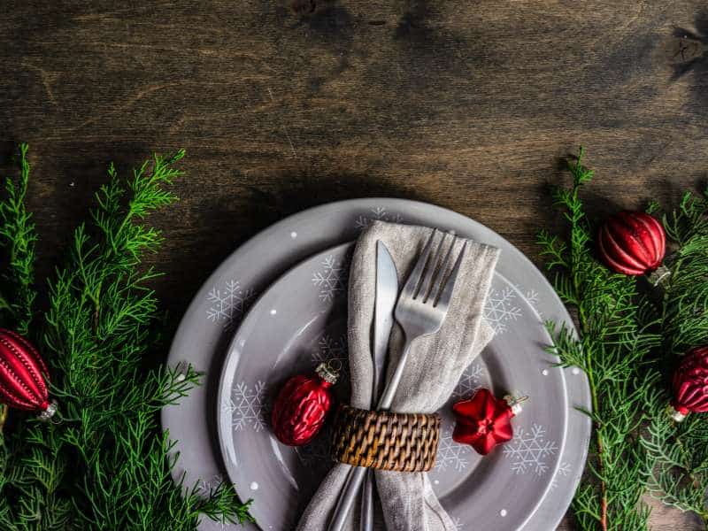 “Branches de sapin et pommes de pin décorant une table de Noël”