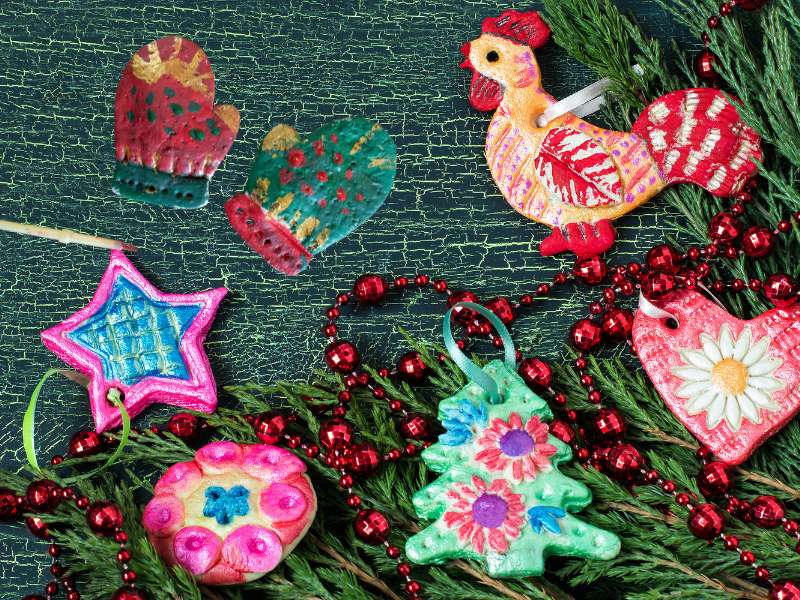 "Décorations de Noël en pâte à sel : étoiles, sapins et flocons réalisés par des enfants"