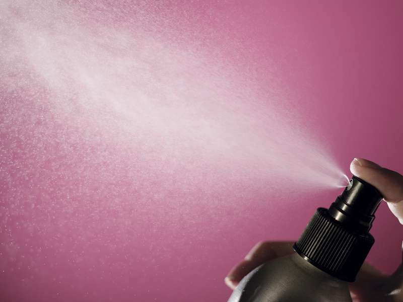 : Entretien d’une couronne de Noël naturelle avec de l’eau pulvérisée