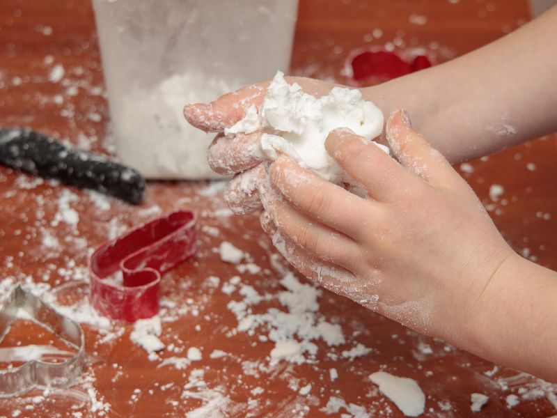 "Enfants réalisant des activités créatives de Noël autour de la pâte à sel"