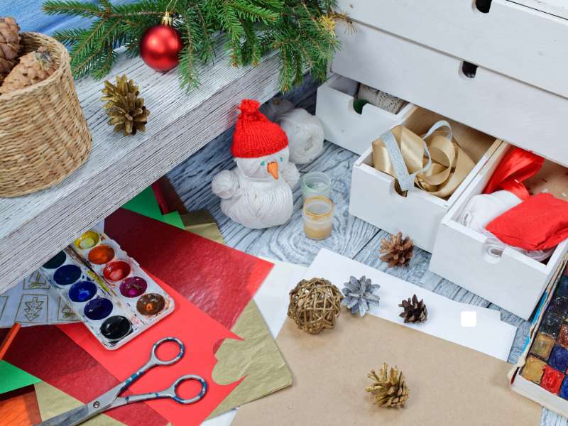 6. Ajouter les bras et finitions

Fixez des bras avec du fil de fer ou des cure-dents, puis ajoutez quelques accessoires décoratifs pour personnaliser chaque bonhomme.